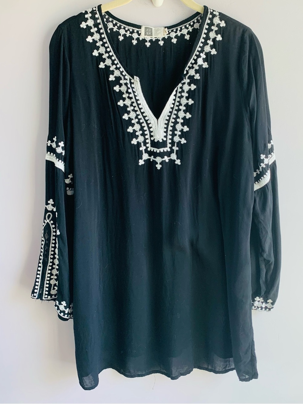 Gauzy Tunic Top Black White Embroidered Split Sleeve Summer Vacation EUC Medium